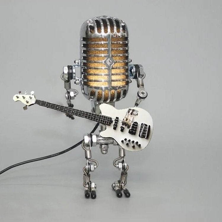 Stary metalowy robot z mikrofonem i lampą gitarową Full