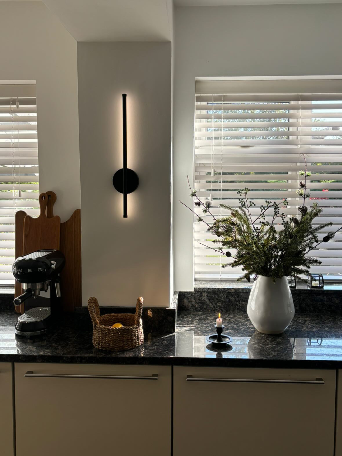 Nowoczesna Lampa Ścienna LED Smukła Pionowa Minimalistyczna