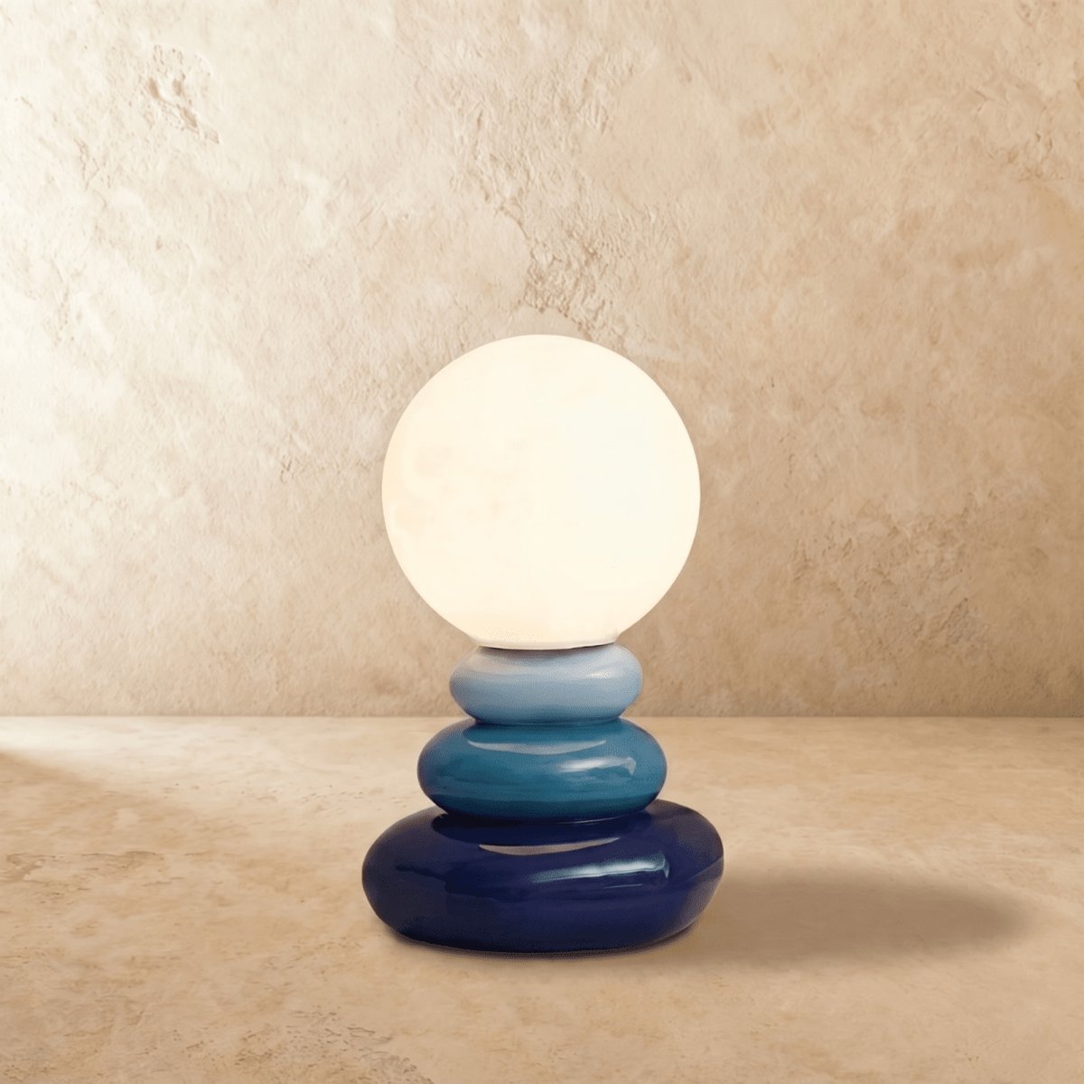 Ceramiczna Lampa Stołowa z Rzeźbioną Podstawą Detail