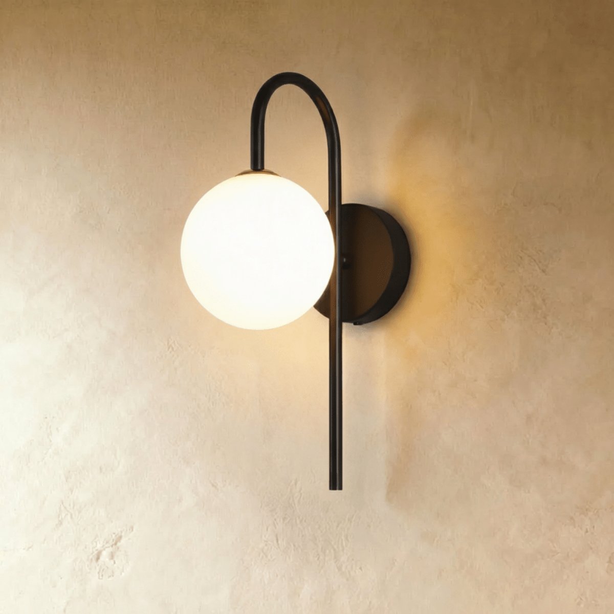 Elegancka Metalowa Lampa Ścienna z Matowym Kloszem Close Up