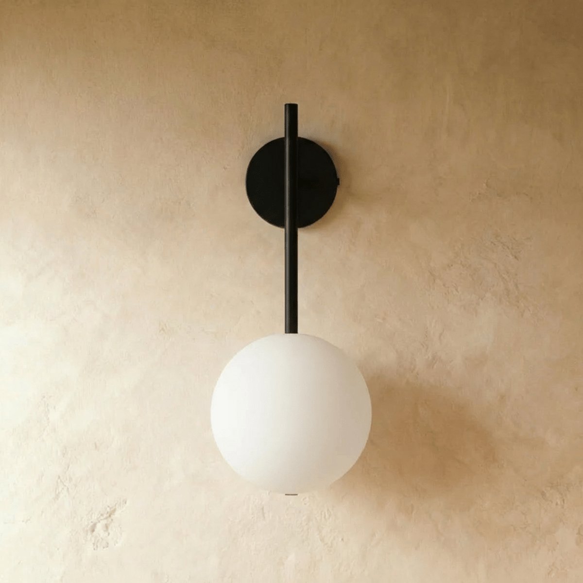 Elegancka Metalowa Lampa Ścienna z Matowym Kloszem Detail