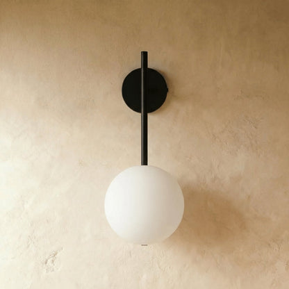 Elegancka Metalowa Lampa Ścienna z Matowym Kloszem Detail
