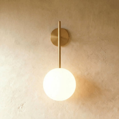 Elegancka Metalowa Lampa Ścienna z Matowym Kloszem Front