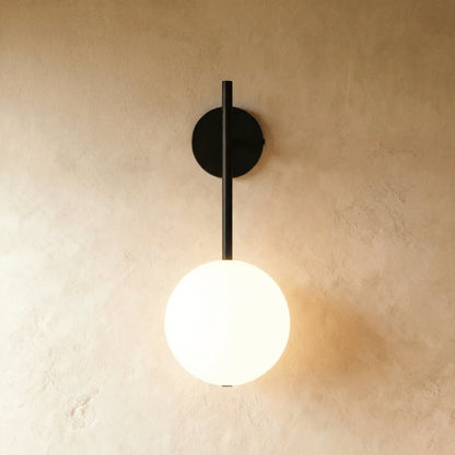 Elegancka Metalowa Lampa Ścienna z Matowym Kloszem Hero