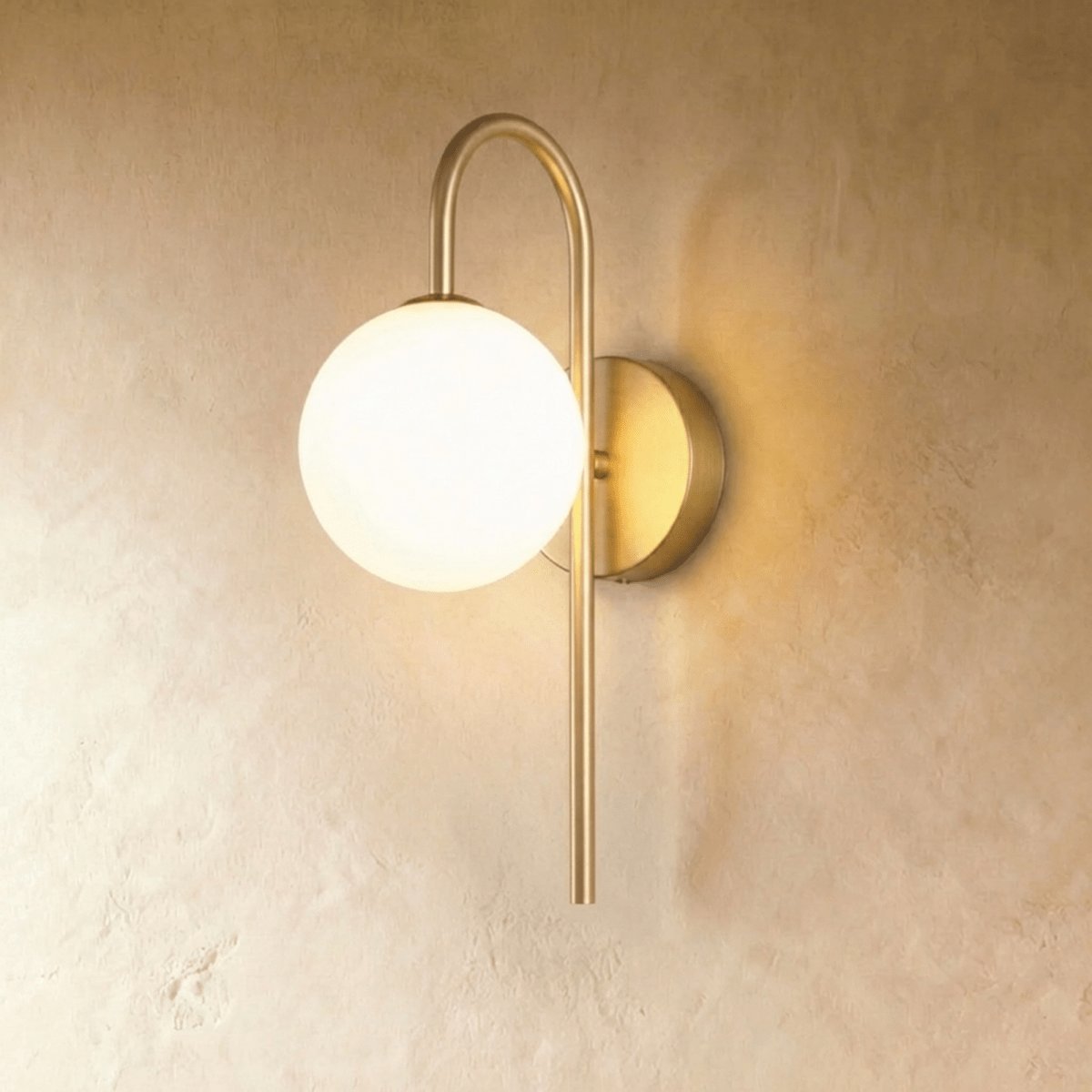 Elegancka Metalowa Lampa Ścienna z Matowym Kloszem Lifestyle