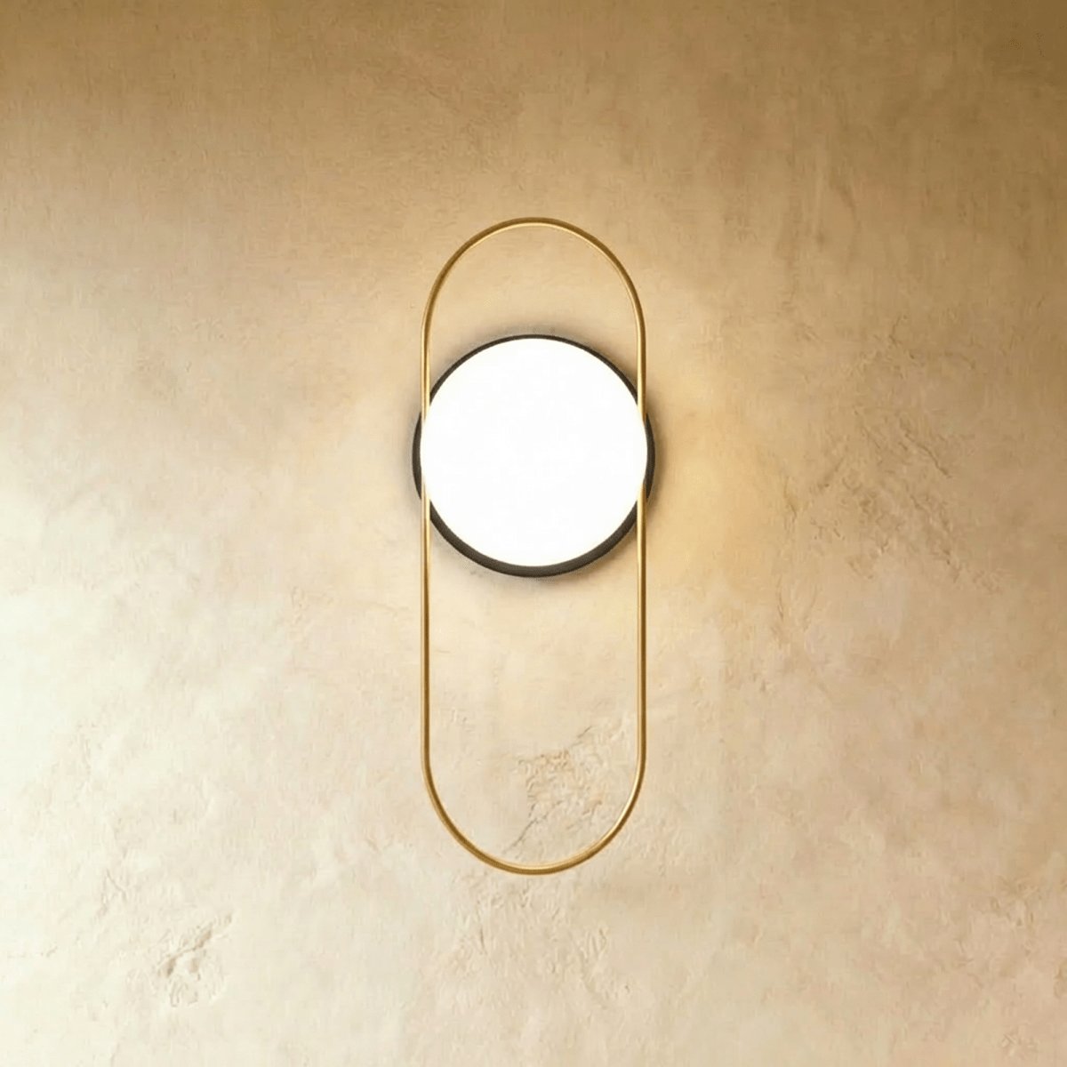 Elegancka Metalowa Lampa Ścienna z Matowym Kloszem Side