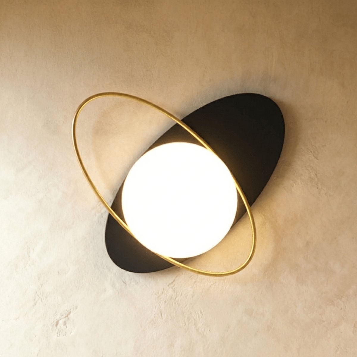 Elegancka Metalowa Lampa Ścienna z Matowym Kloszem View 12