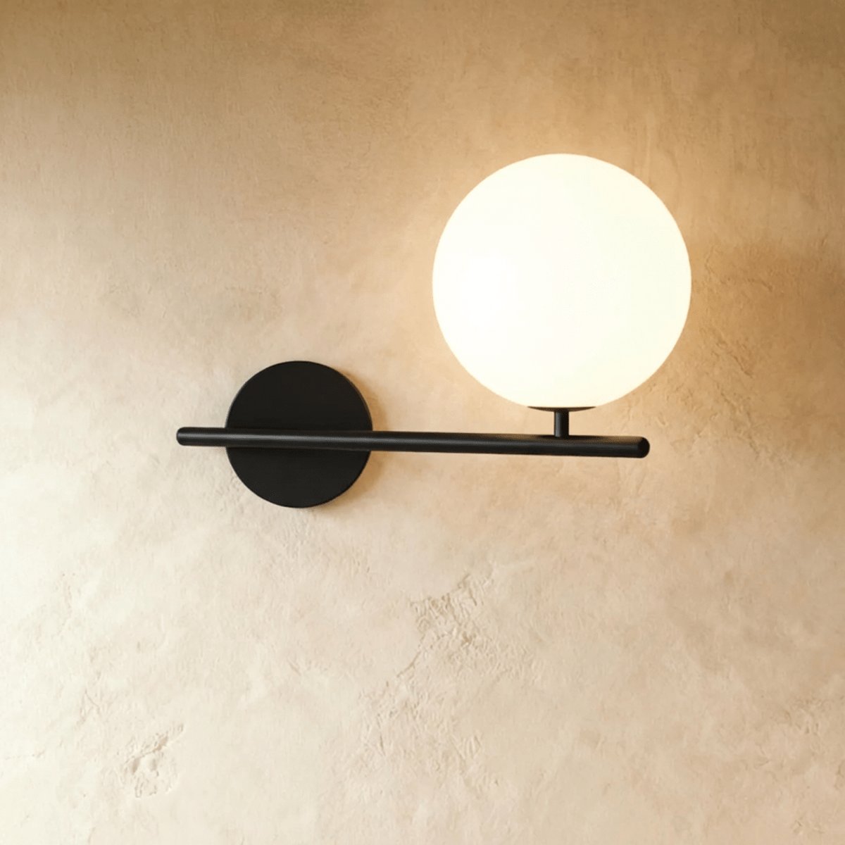 Elegancka Metalowa Lampa Ścienna z Matowym Kloszem View 14