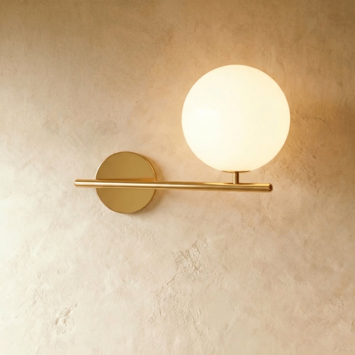 Elegancka Metalowa Lampa Ścienna z Matowym Kloszem View 15