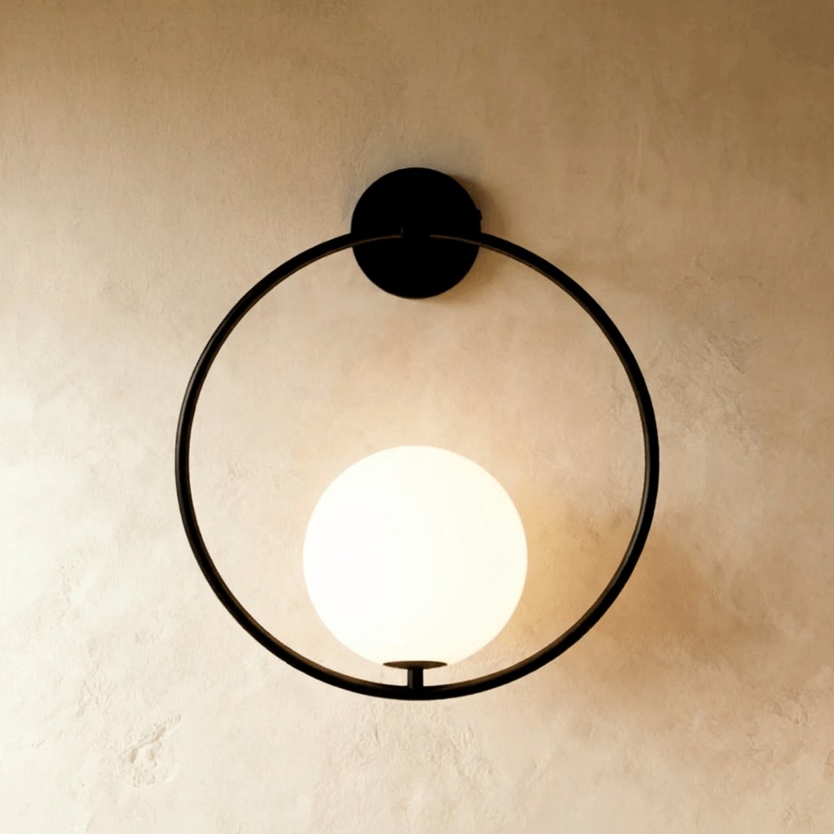 Elegancka Metalowa Lampa Ścienna z Matowym Kloszem View 17