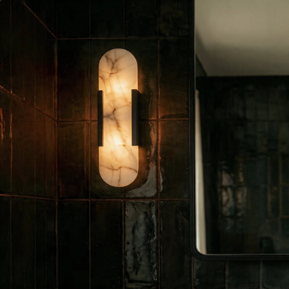 Postmodernistyczna Alabastrowa Lampa Ścienna z Marmurowym Kloszem Lifestyle