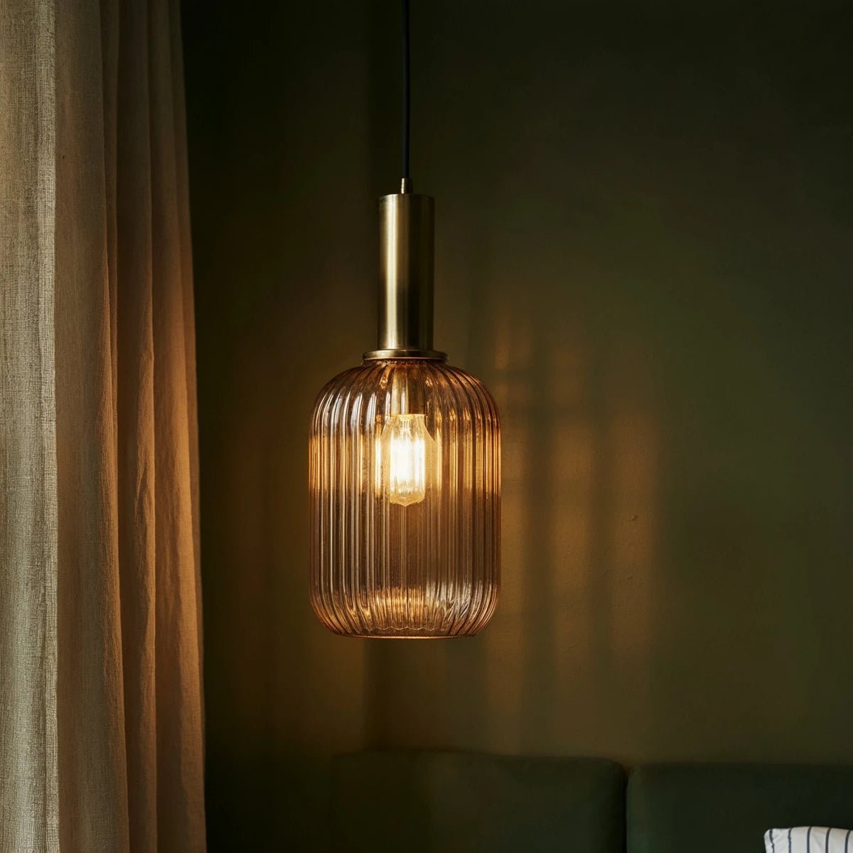 Retro Mosiężna Lampa Wisząca z Ryflowanym Kloszem View 18