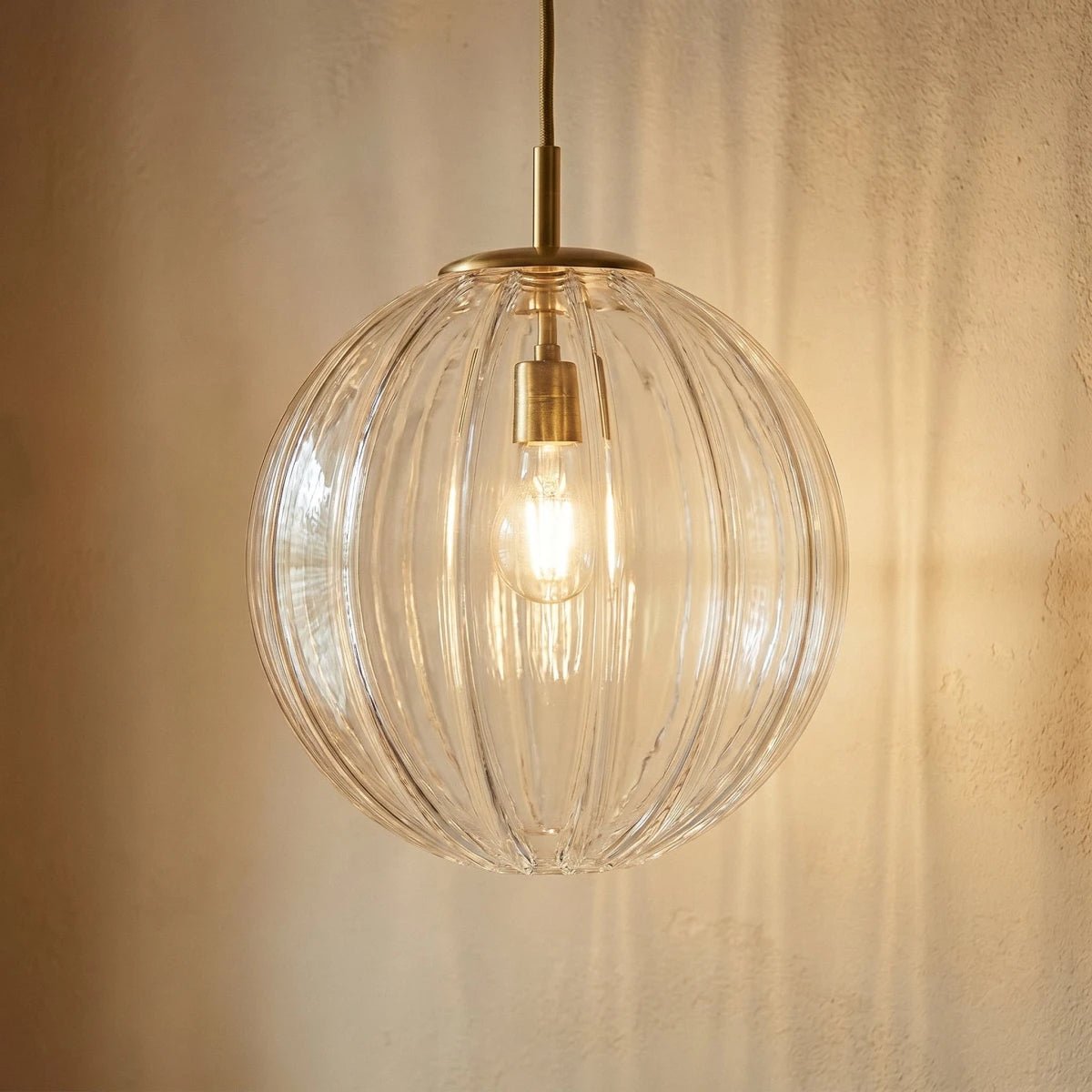 Szklana Lampa Wisząca Witrażowa Kula Ryflowana Alternate