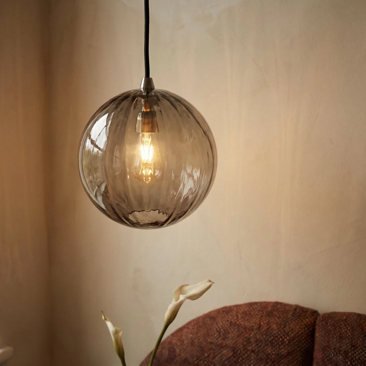 Szklana Lampa Wisząca Witrażowa Kula Ryflowana Lifestyle