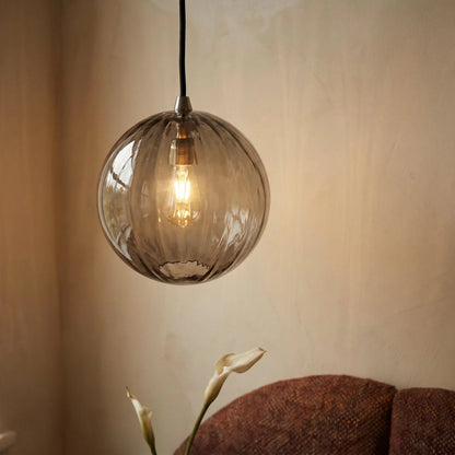 Szklana Lampa Wisząca Witrażowa Kula Ryflowana Lifestyle